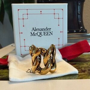 Alexander McQueen Polished Gold Twisted Chain Ring with Skull Detail
